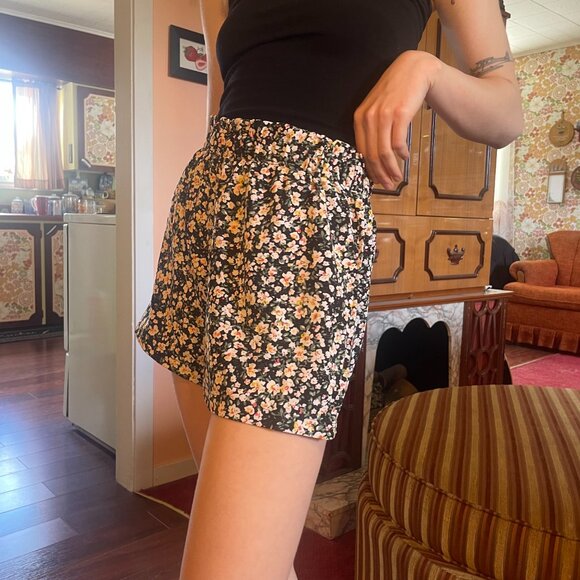Black high sinched waisted floral print shorts! - Picture 9 of 16